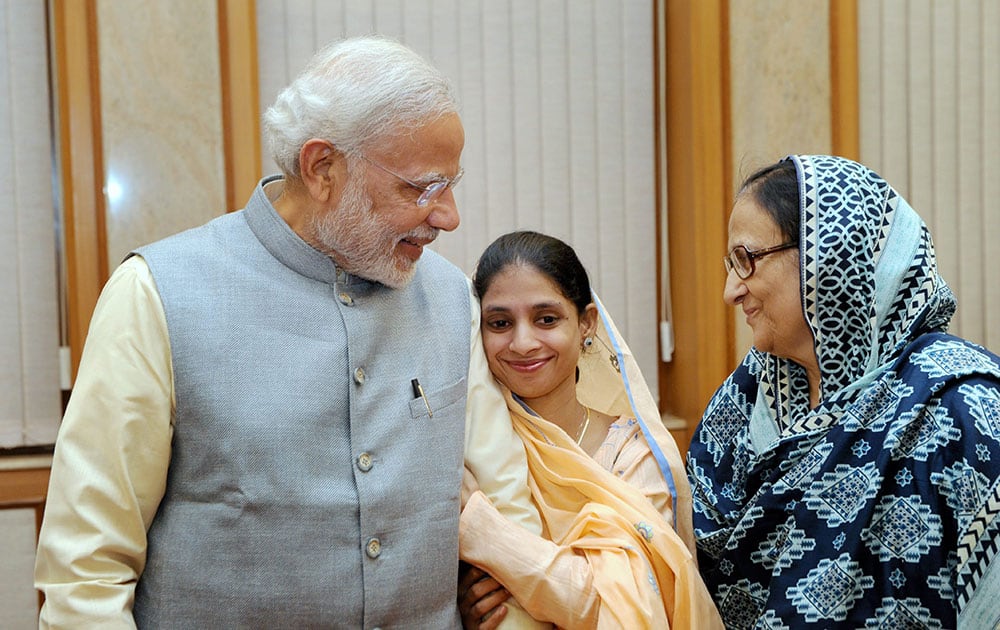 Geeta, a deaf-mute Indian woman who accidentally crossed over to Pakistan, a decade ago with Prime Minister Narendra Modi and Bilqees Edhi during their meeting after her return to India, in New Delhi.