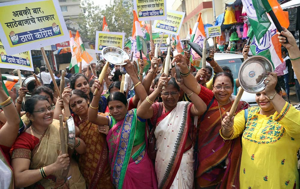 Congress activits stage protest against government for rising price of essential commodities in Thane, Mumbai.