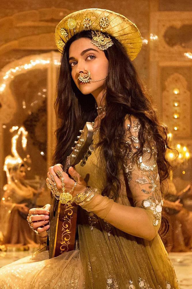 Deepika Padukone ‏:- And it's a wrap on my most incredible film experience...! #MASTANI #BajiraoMastani #18thDecember -twitter