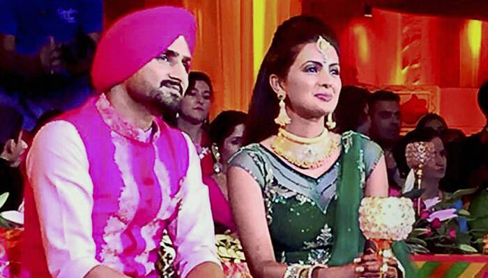 When Harbhajan Singh knelt down in &#039;SRK-style&#039; for wife Geeta Basra on wedding day