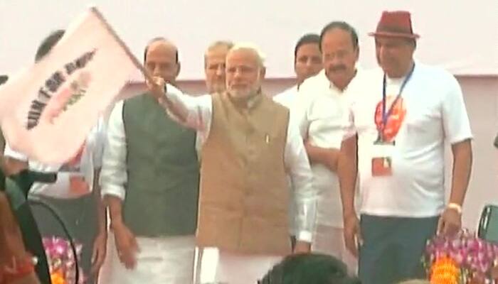 PM Narendra Modi flags off &#039;Run For Unity&#039; at Rajpath on Sardar Patel&#039;s birth anniversary
