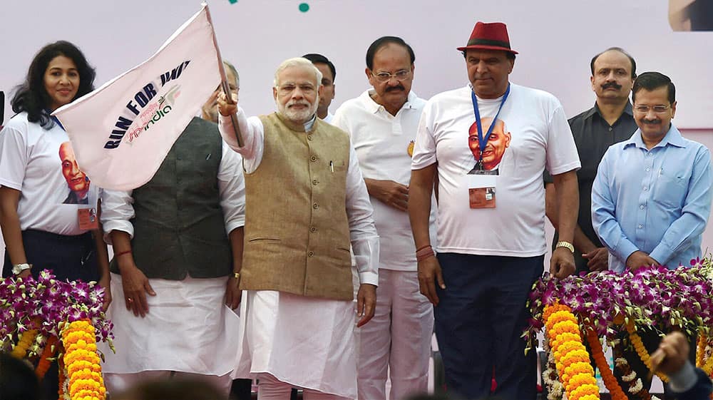 Prime Minister Narendra Modi flags off the Run for Unity, on the occasion of the 140th birth anniversary of Sardar Vallabhbhai Patel, in New Delhi. Also seen in the picture are Union minister Venkaiah Naidu, Delhi CM Arvind Kejriwal, former Wrestler Satpal Singh and former athlete Anju Bobby George.