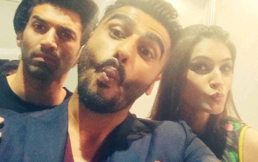 Arjun Kapoor ‏:- Adi with the eyebrow @kritisanon  with the pout and me with FishFace...got the 2 tall people to pose with me... - twitter