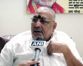 &#039;Adamant&#039; Lalu only concerned about kith and kin: Giriraj Singh