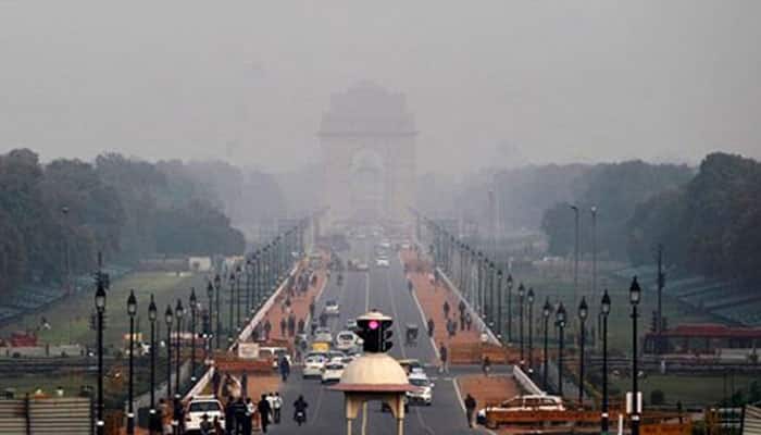 Delhi pollution levels soar as temperatures plummet