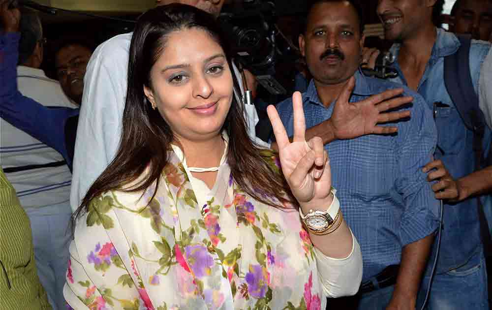 Congress leader Nagma flashing victory after end of campaigning for the fifth phase of Bihar assembly election, in Patna.