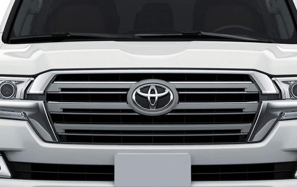 The bold stylish front grille firmly establishes this 4wd's steadfast, regal presence and adds to front end styling