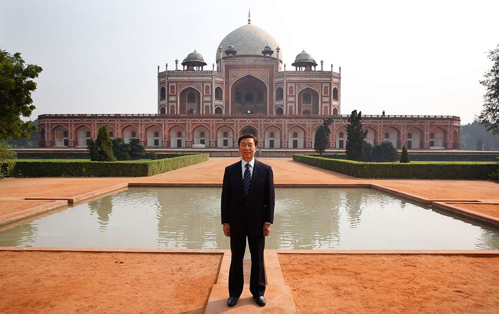 Chinese Vice President Li Yuanchao poses for photographs in front of Humayun's Tomb in New Delhi, India.