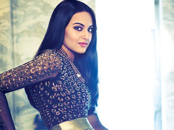 Filmfare :- Just a few more minutes till @sonakshisinha joins us for a Diwali special #FilmfareChat! -twitter