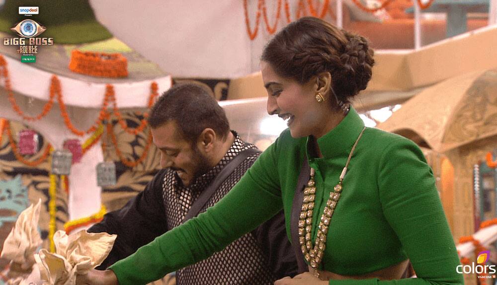 Bigg Boss ‏:- @sonamakapoor embraces the festivity in #BB9WithSalmanKhan tonight. -twitter