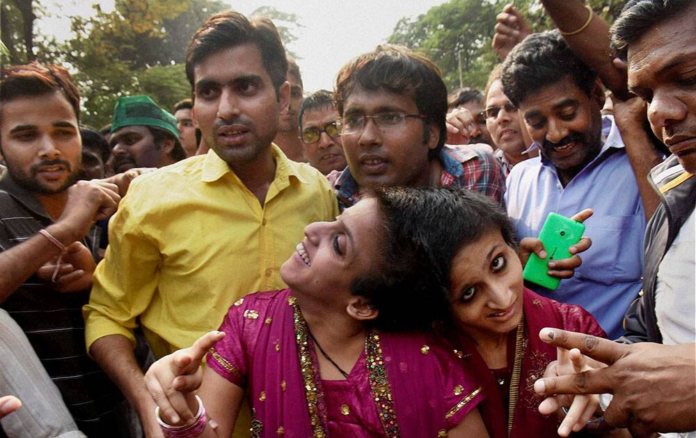 Twin Saba and Farah celebrate celebrate the Mahagathbandhans (Grand Alliance) victory in Bihar assembly elections at the party office in Patna.