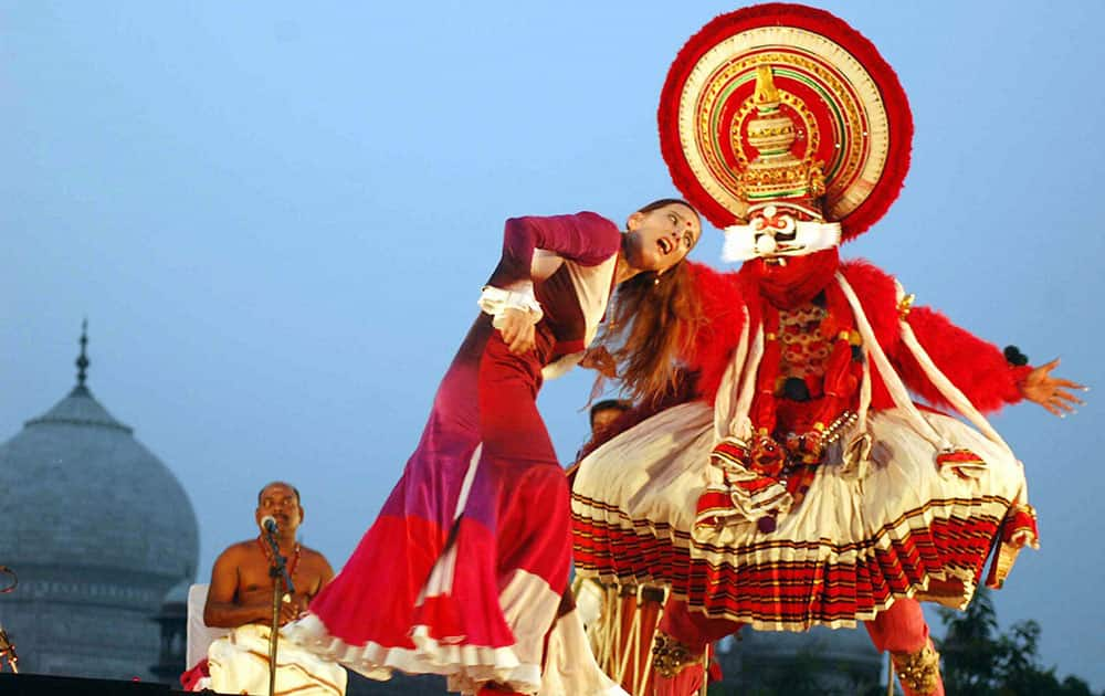 Kathakali dance with the incorporation of the Spanish Fusion Draupadi dance near Taj Mahal.