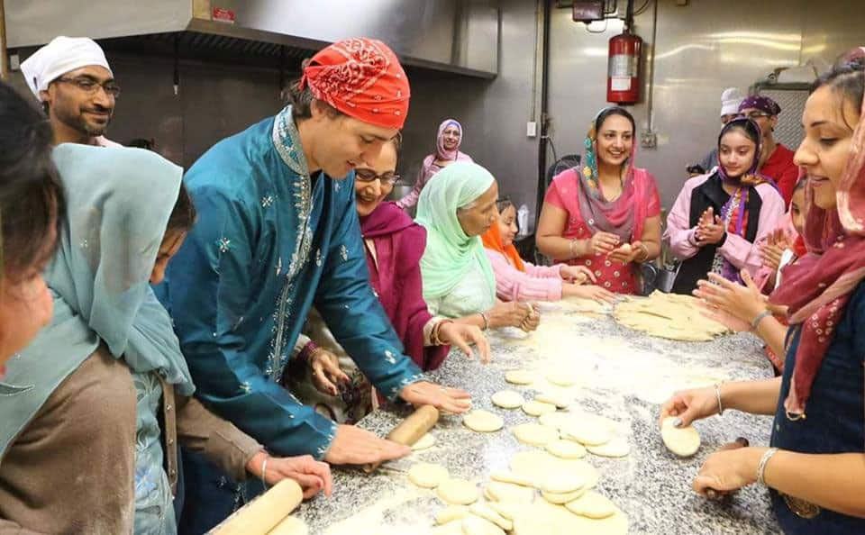 Kudos! PM of Canada @JustinTrudeau doing 'sewa' in 'langar' in Gurudwara in Canada. #Respect -twitter‏@ramindersays