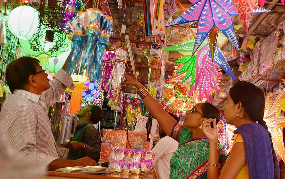 Women buying lamps for the Diwali Festival in Karad.