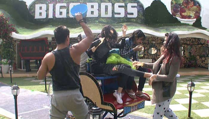 Bigg Boss 9, Day 31: Kishwer &#039;kicked&#039; by Mandana, latter gets nominated!