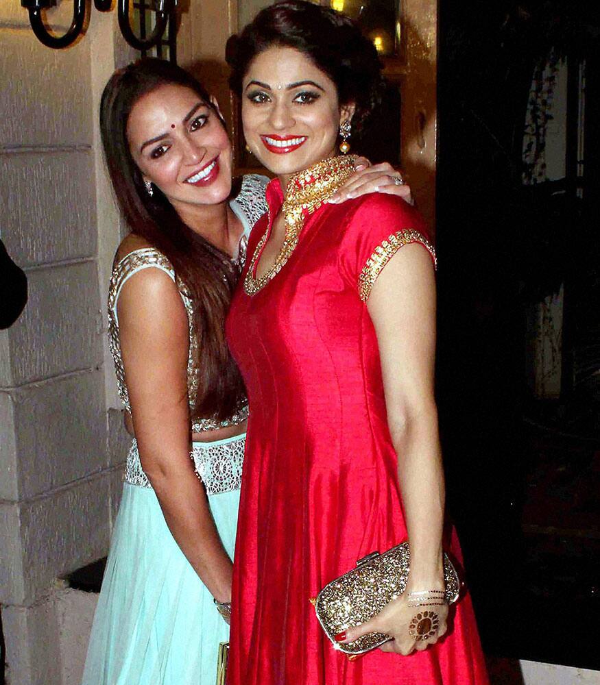 Bollywood actors Esha Deol and Shamita Shetty arrive to attend Ekta Kapoors Diwali party in Mumbai.