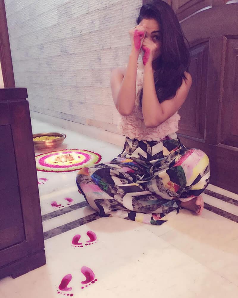 SONAL CHAUHAN ‏:- N look who got her home #miracles #magic #happydiwal2015 #goddesslakshmi #happiness  @sonalchauhan7 -twitter