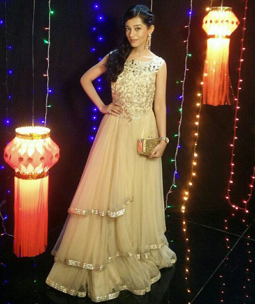 AMRITA RAO ‏:- SO.. I had a very Zoomalicious Diwali at  @ZoomTV studio wid @hardiktanna wearing @AChhavvi-twitter