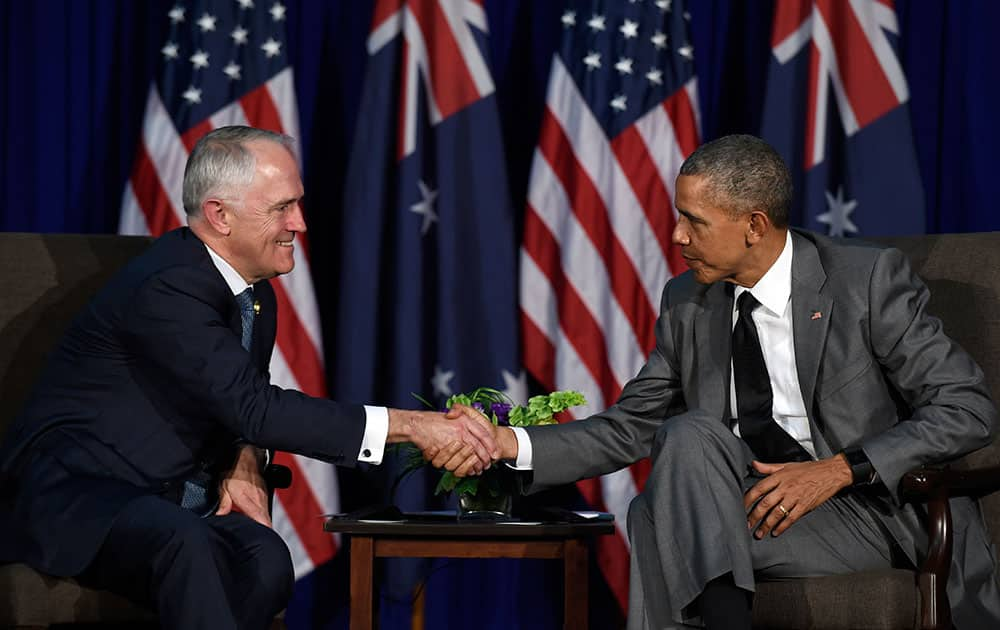 US President Barack Obama, right, shakes hands with Australia's Prime Minister Malcolm Turnbull during their meeting in Manila, Philippines.