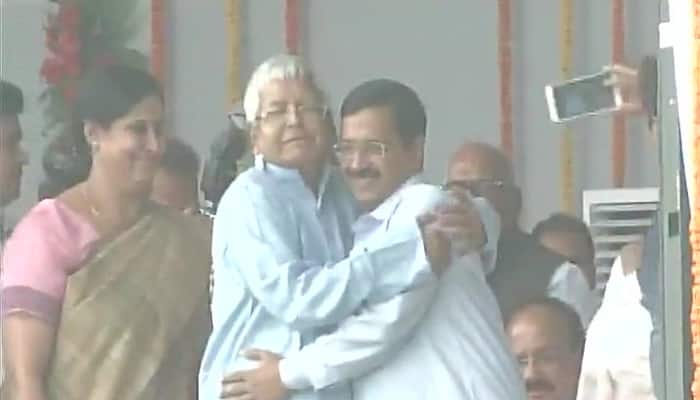 A new equation? Kejriwal hugs Lalu at Nitish&#039;s swearing-in ceremony