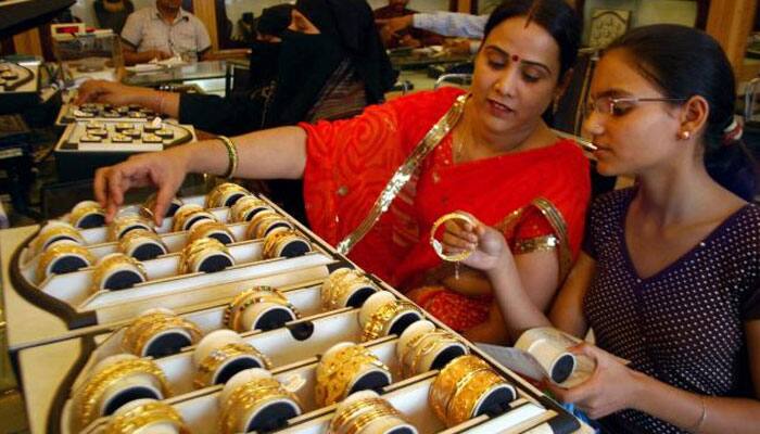 Gold price plunges by Rs 150 to Rs 25,750 per ten grams