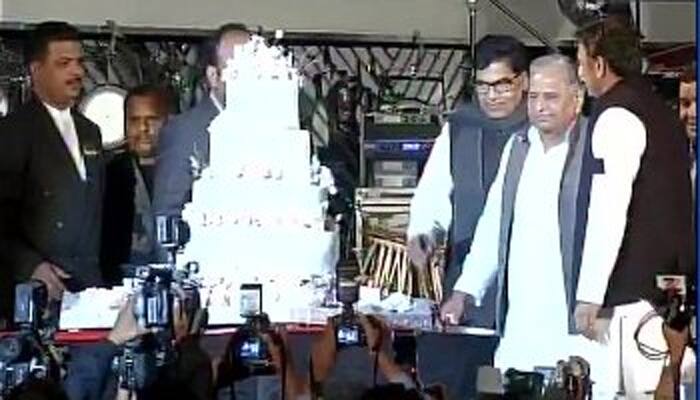 Mulayam&#039;s birthday bash: AR Rahman performs, Lalu conspicuous by absence