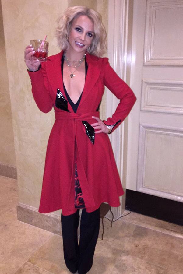 Britney Spears :- Right before the tree lighting at @TheLINQ today! Here comes the holiday spirit -twitter