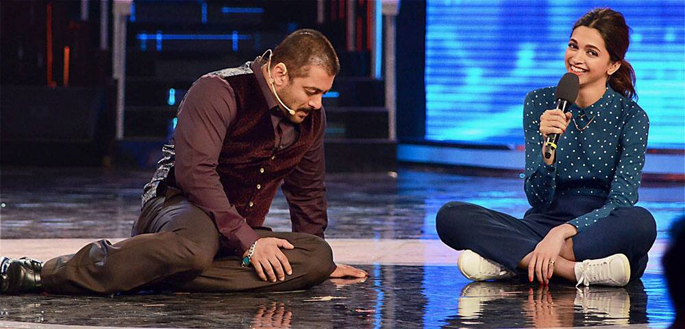 Bollywood actor Deepika Padukone promotes her film Tamasha with Salman Khan on the sets of TV show Big Boss 9 at Lonavala in Mumbai.