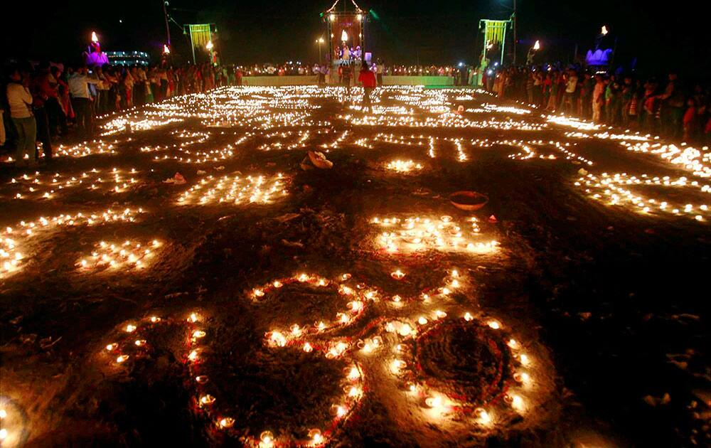 Devotees performing maha Gomti arti on the occasion Kartik Purnima on the bank of Gomti river in Lucknow.