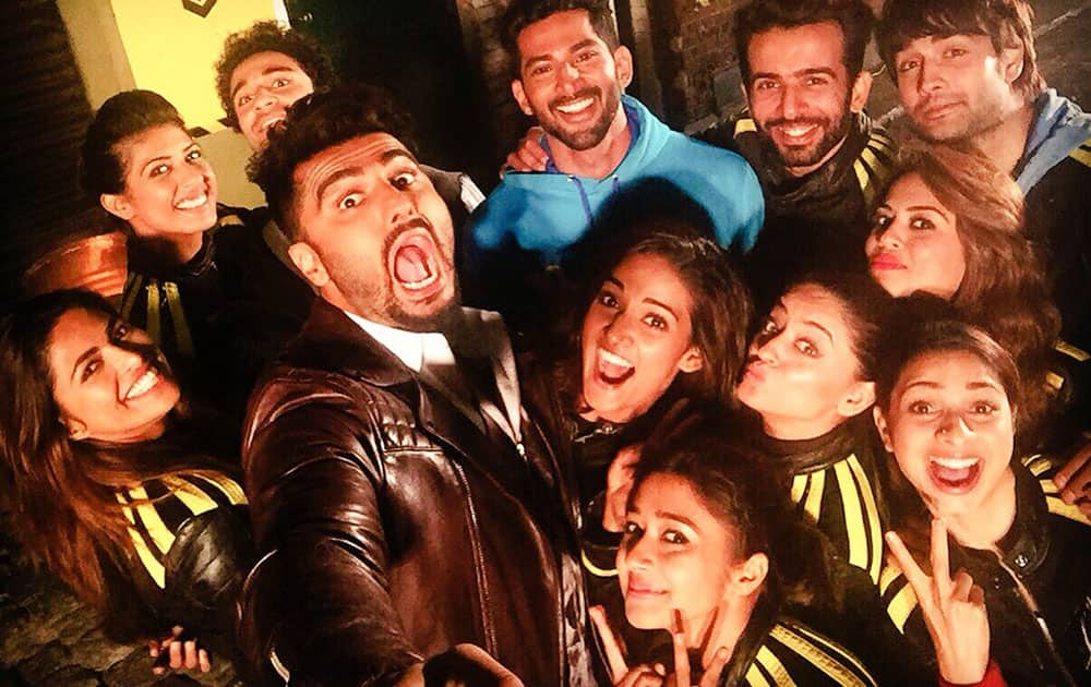 Arjun Kapoor :- Mere khiladiyon ke saath Ek selfie toh Banti hai boss...midnight shenanigans with the #khatronkekhiladiseason7 peeps -twitter