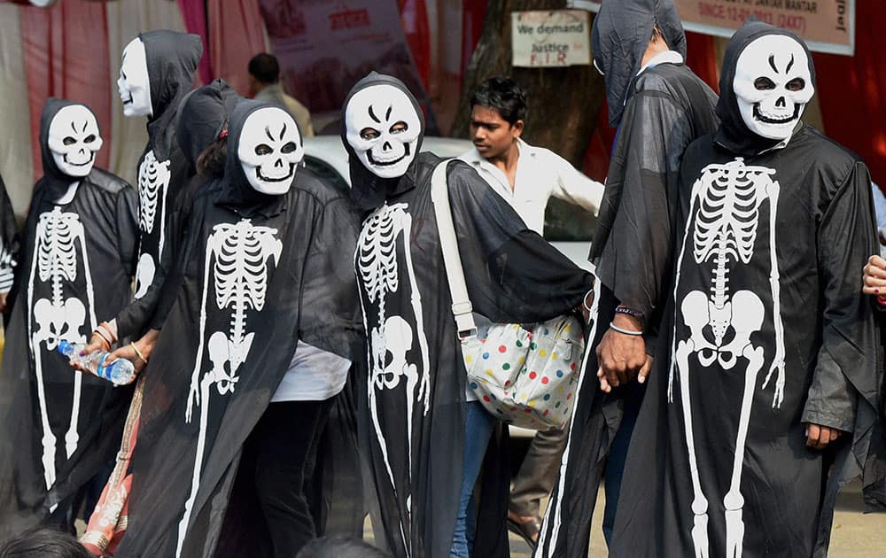 NCPI+ and AHF along with 300 People living with HIV AIDS (PLHA) dressed up like skeltons holding a rally on World AIDS Day in New Delhi.