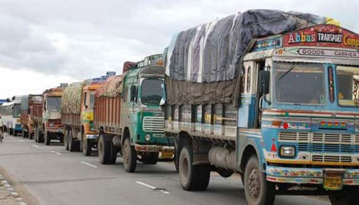 India to ban old trucks as cities choke on dirty air