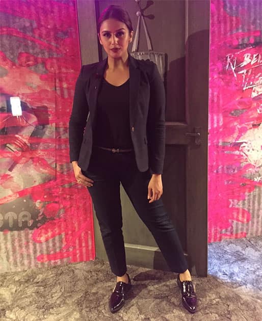 Sharp n Sleek styled by @karishmaacharya for the opening night of #wonder.land at National Theatre #london#wowienite Twitter@humasqureshi