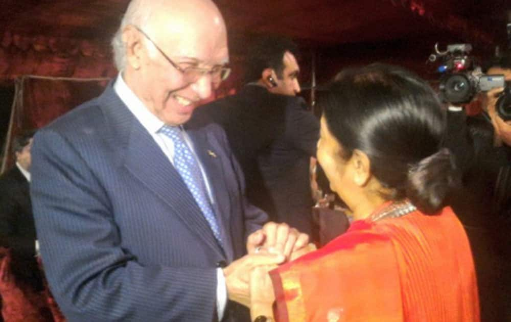 External Affairs Minister Sushma Swaraj with Pakistans Foreign Affairs Adviser Sartaj Aziz at a dinner for HoA delegates in Islamabad, Pakistan.