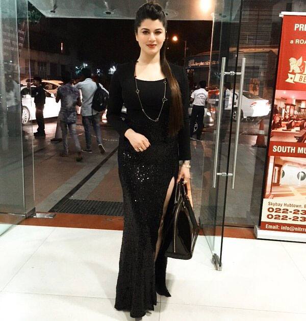 #DecemberVibes #LadyInBlack Twitter@kainaatarora