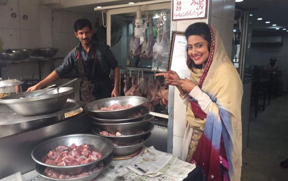 Me at Lakshmi chawk learning to making chicken karhai from the chef of my fav #buttkikarhai in lahore lucky me. Twitter@NigaarZKhan