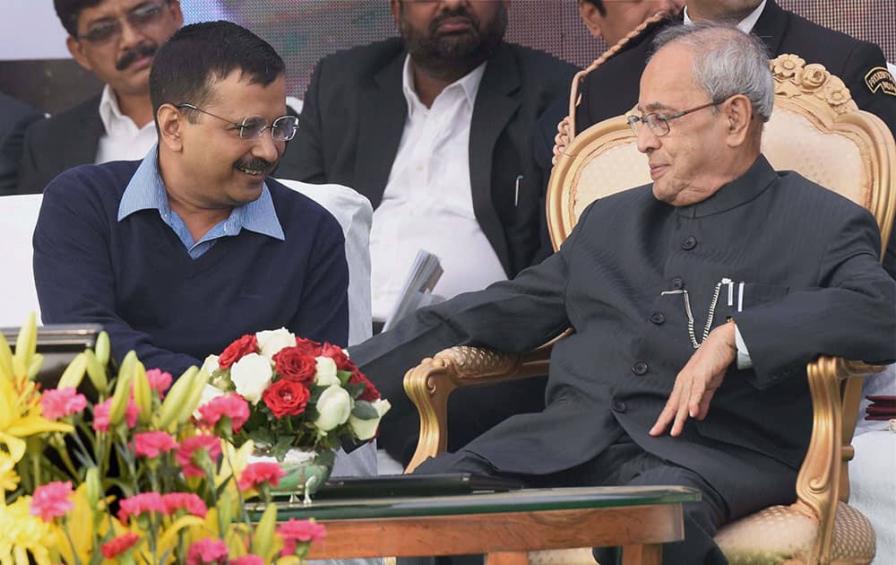 President Pranab Mukherjee with Delhi Chief Minister Arvind Kejriwal at the launch of Sajag, a smartphone App on energy education at a function at Rashtrapati Bhavan in New Delhi.