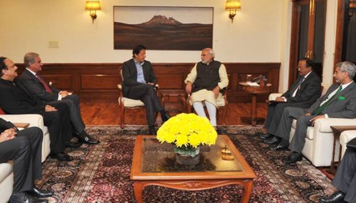 Indo-Pak bonhomie: Tehreek-e-Insaf chief Imran Khan meets PM Narendra Modi, invites him to Pakistan