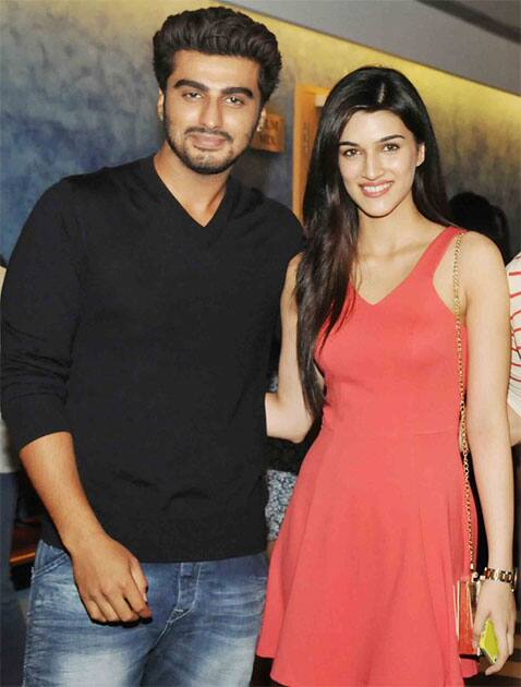 @arjunk26 & @kritisanon jald dikhenge ek film mein saath saath! Rate kijiye iss jodi ko on a scale of 1-10! Twitter@zeecinema