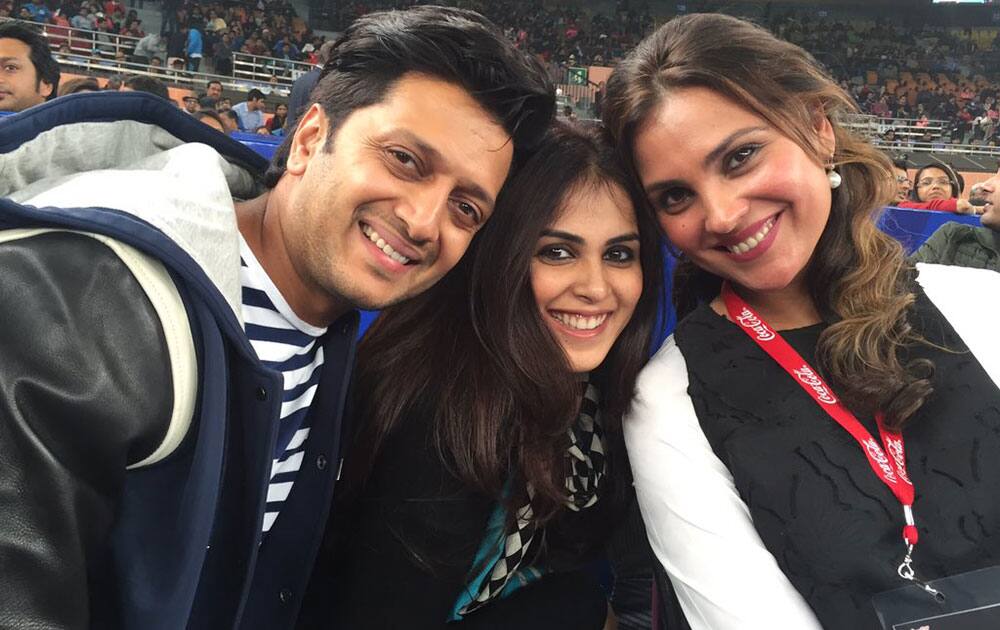 Riteish Deshmukh :- What a spectacular evening. Witnessed legends play #RafaVsRoger thank you @LaraDutta @Maheshbhupathi -twitter