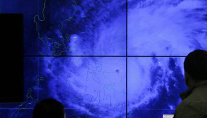 700,000 flee as powerful typhoon slams Philippines