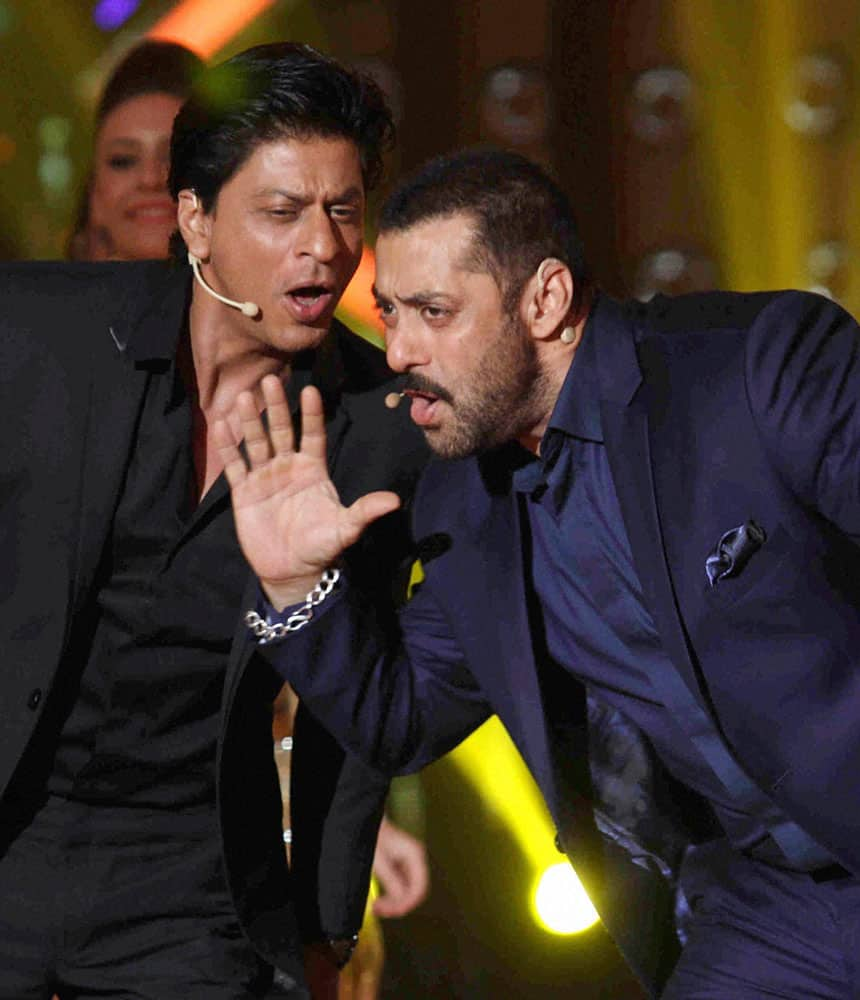 Bollywood Actor Salman Khan host with Shah Rukh Khan during the promotion of the his Hindi film ‘Dilwale’ on the set of Colors Bigg Boss Nau Double Trouble TV Reality Show at Lonavala in Mumbai.
