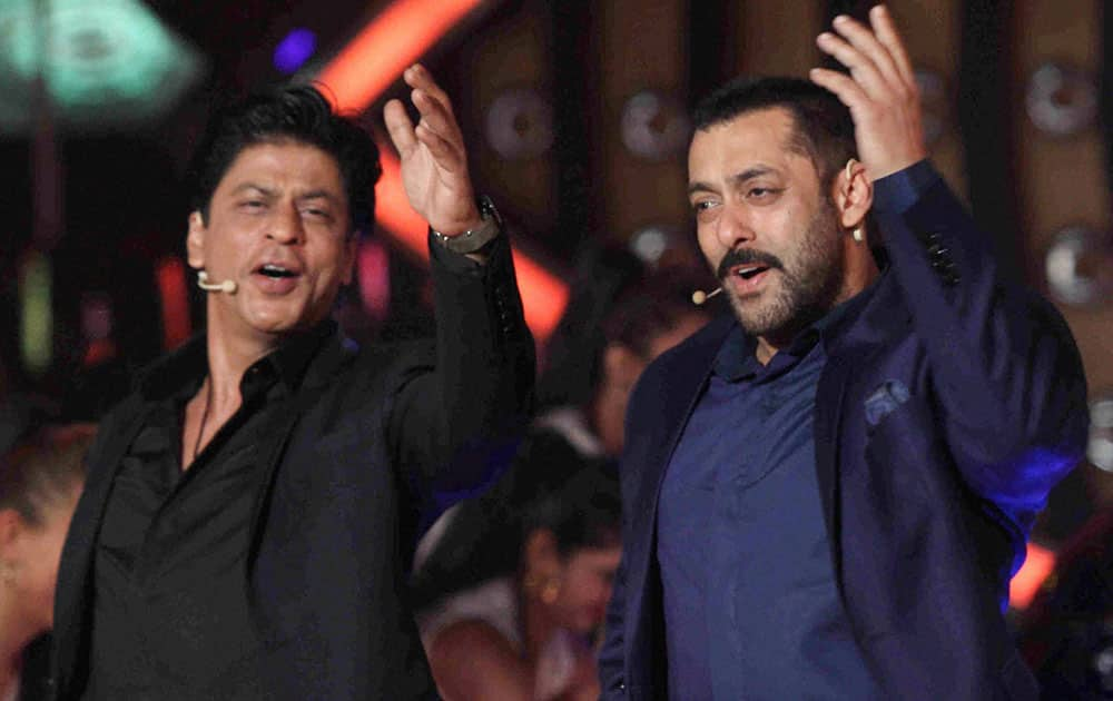 Bollywood Actor Salman Khan host with Shah Rukh Khan during the promotion of the his Hindi film ‘Dilwale’ on the set of Colors Bigg Boss Nau Double Trouble TV Reality Show at Lonavala in Mumbai.
