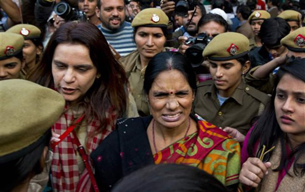 Dec-16 gang-rape victims's mother arrives at a protest in New Delhi, on Dec 21, 2015, to lend her support against the juvenile convict release.