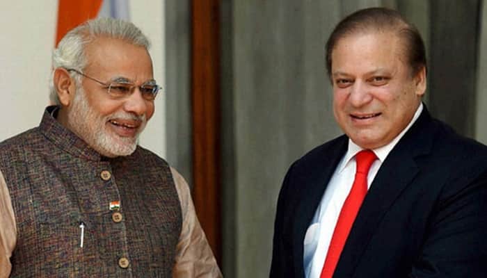 PM Narendra Modi touches Nawaz Sharif&#039;s mother&#039;s feet, makes surprise visit to Pakistan
