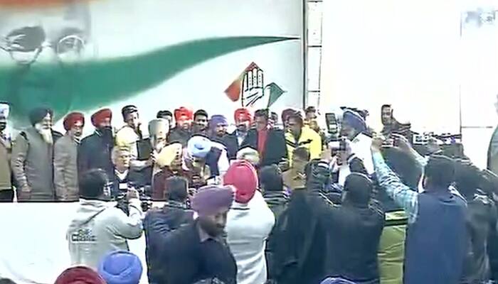 Switching sides! 21 AAP members from Punjab join Congress