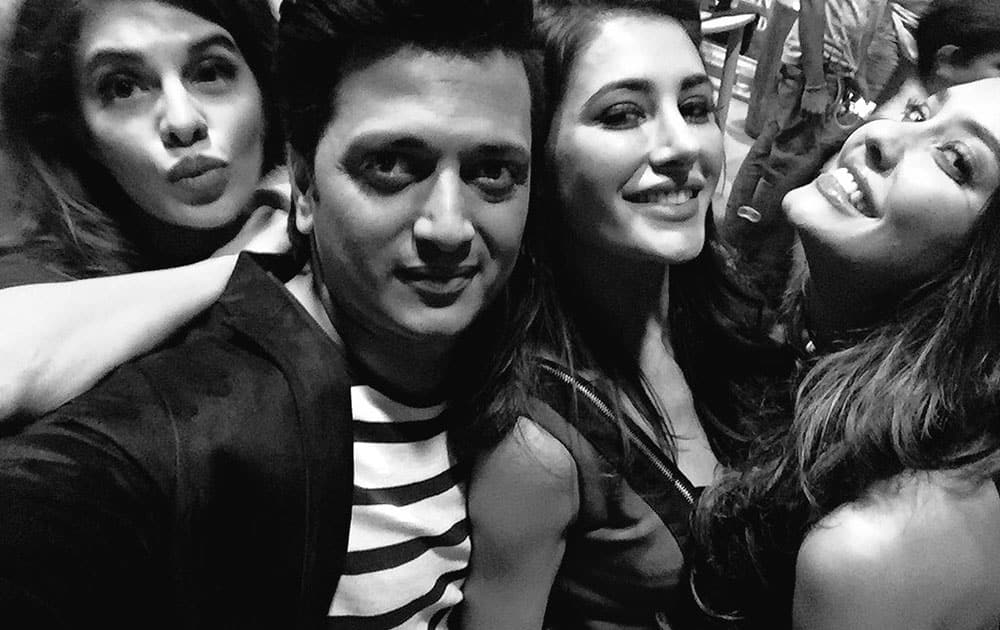 Riteish Deshmukh ‏:- Housefull of Beauties - @NargisFakhri @HaydonLisa @Asli_Jacqueline  -twitter