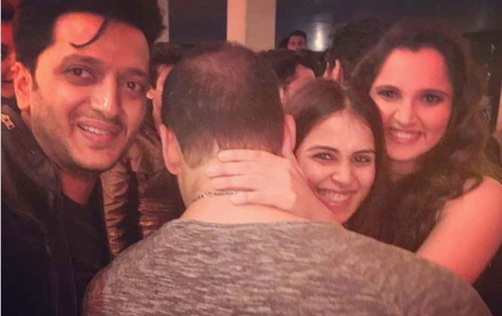 Riteish Deshmukh, Genelia D'Souza Deshmukh, Sania Mirza and script writer Mushtaq Sheikh take a selfie with Salman. -twitter