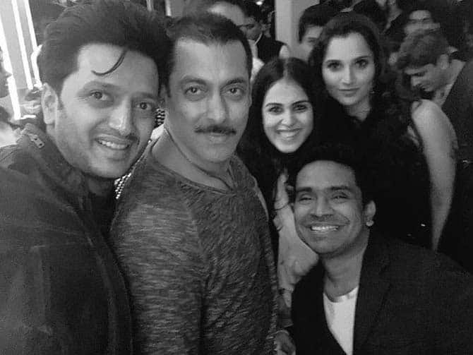 Riteish Deshmukh, Genelia D'Souza Deshmukh, Sania Mirza and script writer Mushtaq Sheikh take a selfie with Salman. -twitter