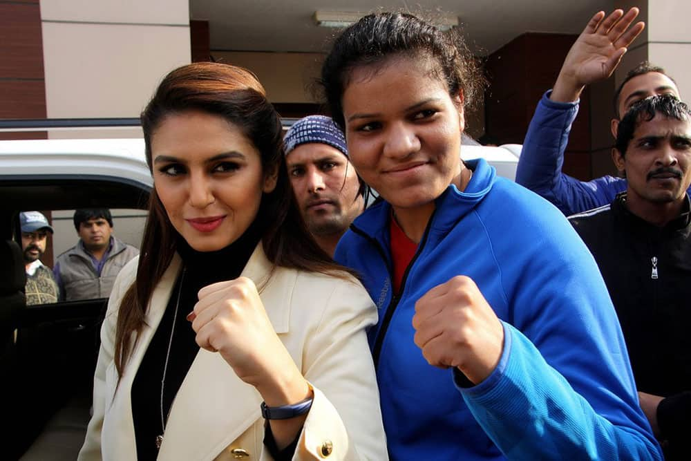 #Rohtak: @humasqureshi poses with schoolchildren during an event organised as part of campaign to improve #sexratio -twitter@thetribunechd